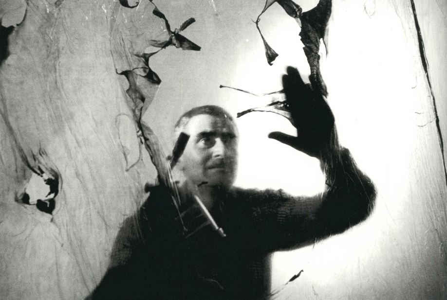 alberto-burri-al-lavoro-nella-sua-casa-studio-grottarossa-roma-1963-fotografia-di-ugo-mulas