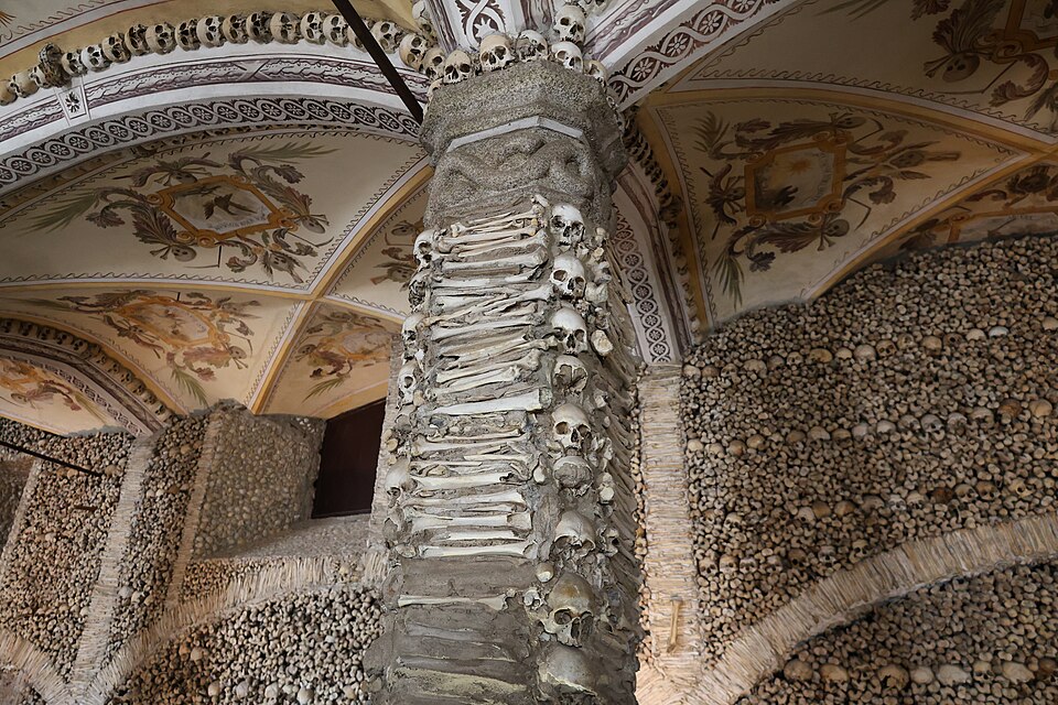 Chapel_of_Bones,_Royal_Church_of_St_Francis,_Evora,_Portugal_(53980169598)