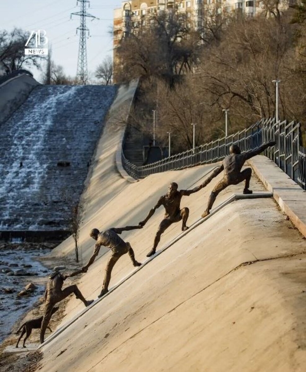 تمثال سلسلة الإنقاذ في ألماتي