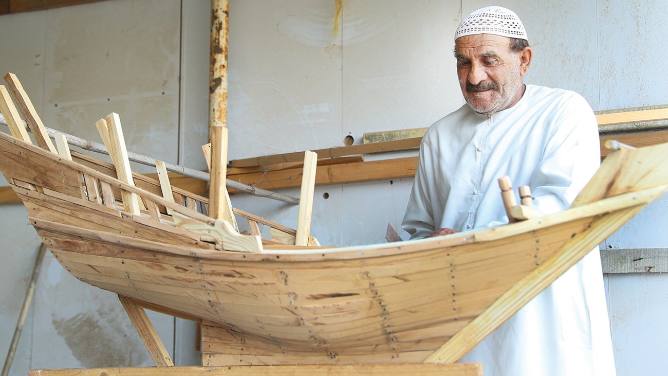 القلافة المصغّرة… إعادة إحياء السفن التراثية في مجسّمات دقيقة
